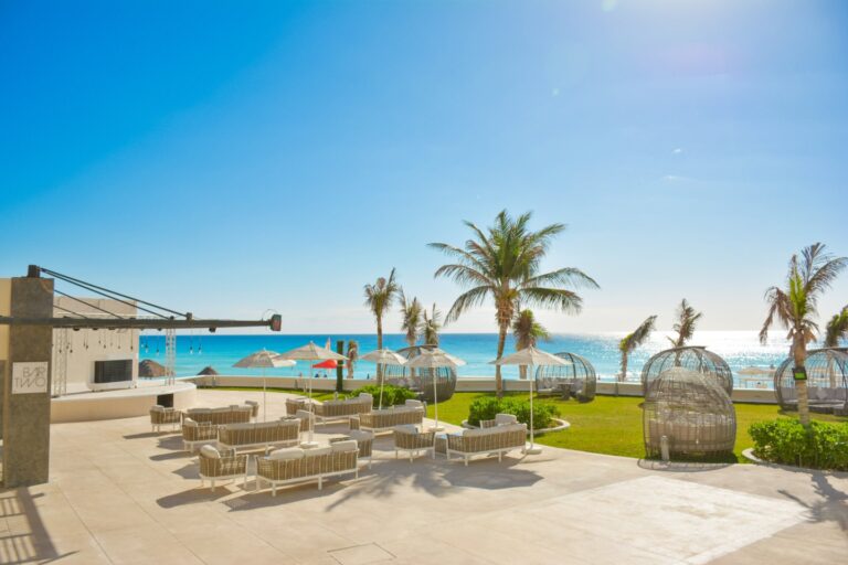 Sandos Cancun Bar Two 01 min 768x512