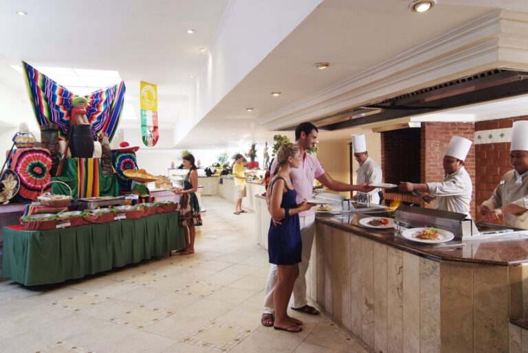 Sandos Caracol Buffet Laguna 01 min 1 1 768x514
