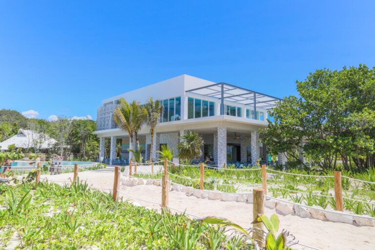 Sandos Playacar Oceanfront Snack Bar 19 min 768x512