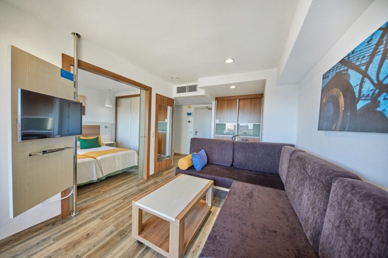 ucyMFUYg min 768x512